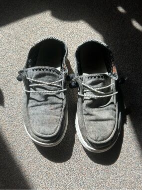 Hey dudes size 8